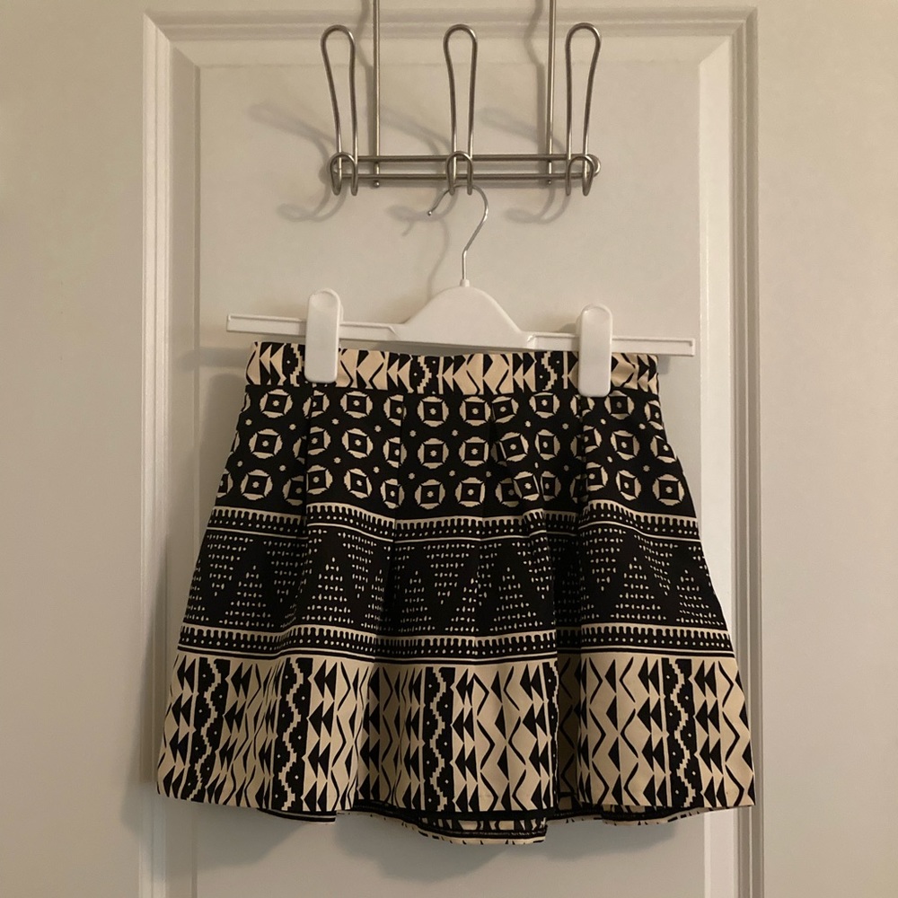 Girls size 11/12 Forever 21 black and cream batik skirt